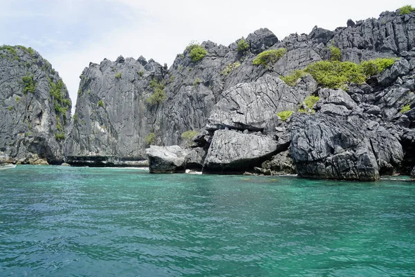 Nido Takımadası Ndaki Mavi Denizde Devasa Kireçtaşı Kayaları — Stok fotoğraf