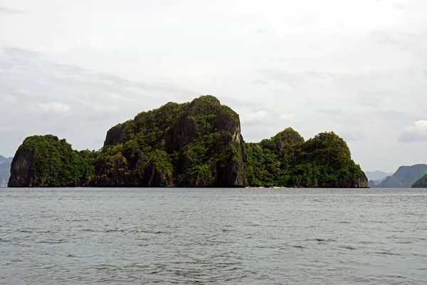 ニド諸島の青い海にある巨大な石灰岩は — ストック写真