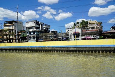 Manila, Filipinler, Mart 2023 - Pasig Nehri 'ndeki gecekondu evlerini yıkın