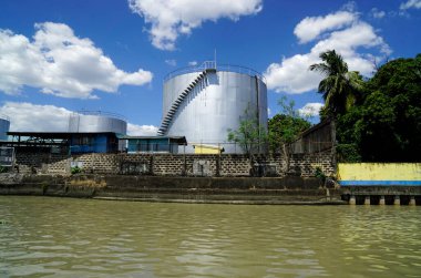 Manila, Filipinler, Mart 2023 - Pasig Nehri 'ndeki sanayi fabrikası