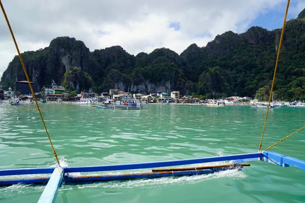 El Nido, Filipinler, Şubat 2023 civarı - Palawan adasında kalabalık bir turizm merkezi.