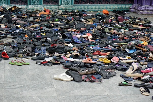 Kuala Lumpur Malasia Alrededor Febrero 2023 Zapatos Viejos Templo Hindú — Foto de Stock