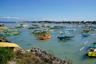 Cordoba, Cebu Adası, Mart 2023 - Mactan gölünde renkli balıkçı tekneleri