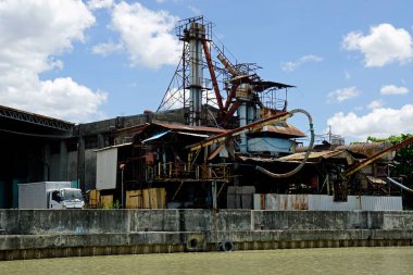 Manila, Filipinler, Mart 2023 - Pasig Nehri 'ndeki sanayi fabrikası