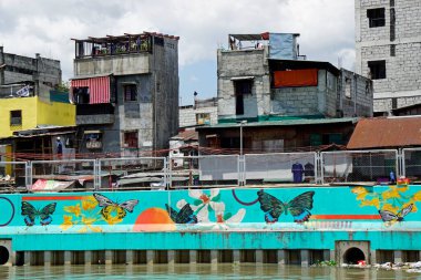 Manila, Filipinler, Mart 2023 - Pasig Nehri 'ndeki gecekondu evlerini yıkın
