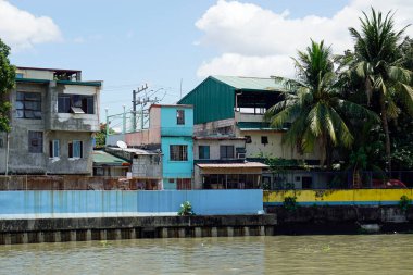 Manila, Filipinler, Mart 2023 - Pasig Nehri 'ndeki gecekondu evlerini yıkın