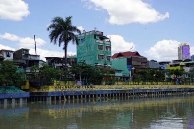 Manila, Filipinler, Mart 2023 - Pasig Nehri 'ndeki gecekondu evlerini yıkın