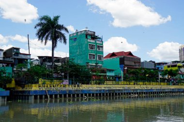 Manila, Filipinler, Mart 2023 - Pasig Nehri 'ndeki gecekondu evlerini yıkın