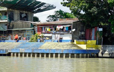 Manila, Filipinler, Mart 2023 - Pasig Nehri 'ndeki gecekondu evlerini yıkın