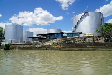 Manila, Filipinler, Mart 2023 - Pasig Nehri 'ndeki sanayi fabrikası