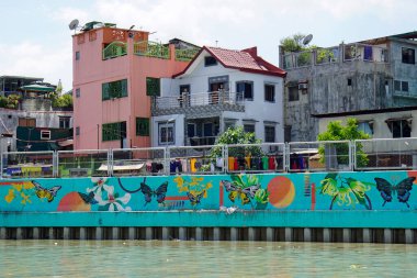 Manila, Filipinler, Mart 2023 - Pasig Nehri 'ndeki gecekondu evlerini yıkın