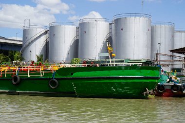 Manila, Filipinler, Mart 2023 - Pasig Nehri 'ndeki sanayi fabrikası