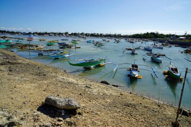 Cordoba, Cebu Adası, Mart 2023 - Mactan gölünde renkli balıkçı tekneleri