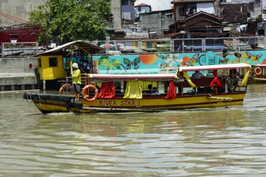 Manila, Filipinler, Mart 2023 - Pasig Nehri 'ndeki gecekondu evlerini yıkın