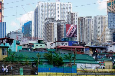 Manila, Filipinler, Mart 2023 - Pasig Nehri kıyısındaki modern evler