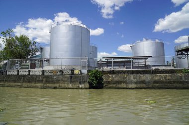 Manila, Filipinler, Mart 2023 - Pasig Nehri 'ndeki sanayi fabrikası