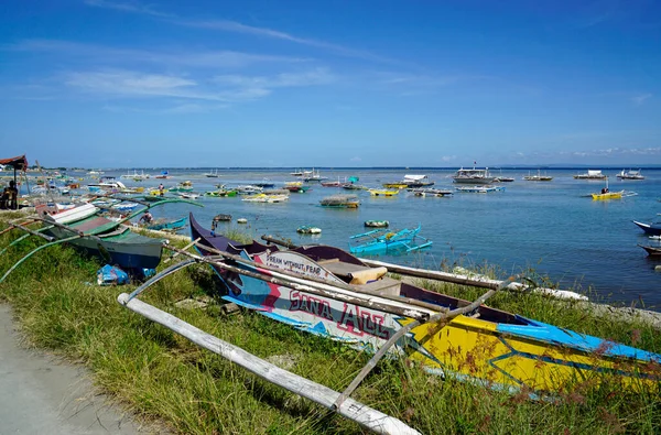 Cordoba, Cebu Adası, Mart 2023 - Mactan gölünde renkli balıkçı tekneleri