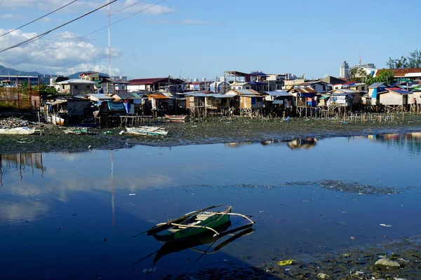2023年2月頃 フィリピンのセブ 川の近くの貧しい男不法占拠者 — ストック写真