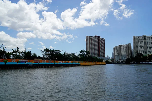 Stock image Manila, philippines, circa March 2023 - modern houses at the pasig river shore