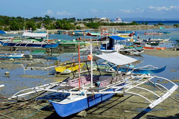 Cordoba, Cebu Adası, Mart 2023 - Mactan gölünde renkli balıkçı tekneleri