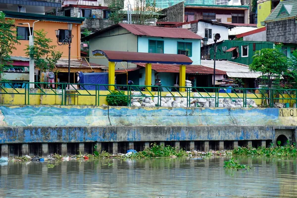 Manila, Filipinler, Mart 2023 - Pasig Nehri 'ndeki gecekondu evlerini yıkın