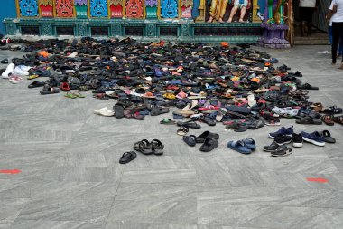 Kuala Lumpur, Malezya, Şubat 2023 - Batu mağaralarındaki Hindu tapınağında eski ayakkabılar