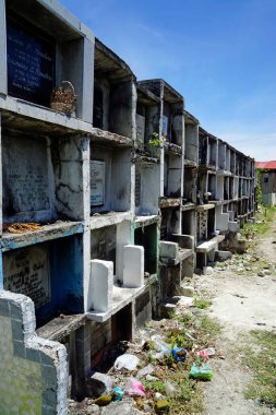 Oslob, Filipinler, Şubat 2023 - Pasifik Okyanusuna yakın yerel mezarlık