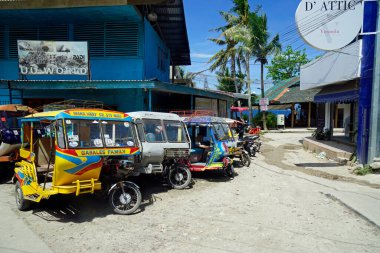 moalboal, philippines, takriben Şubat 2023 - Sokaklarda renkli üç tekerlekli bisiklet