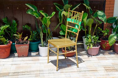 Manila, Filipinler, Mart 2023 - Intramuros 'ta bir sokakta altın sandalye