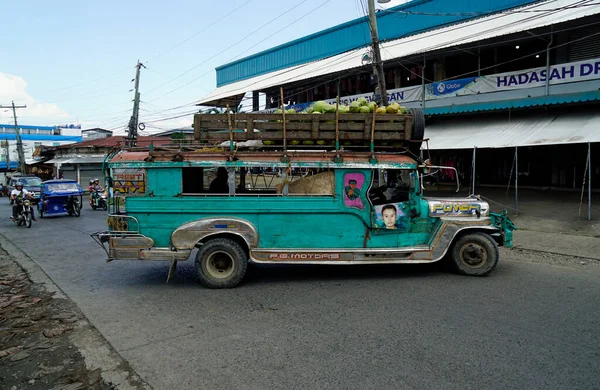 Cebu, Filipinler, Şubat 2023 - toplu taşıma için jeepney