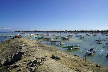Cordoba, Cebu Adası, Mart 2023 - Mactan gölünde renkli balıkçı tekneleri
