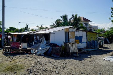 Cordoba, Cebu Adası, Mart 2023 - Mactan 'daki balıkçı köyündeki barakaları yıktı.