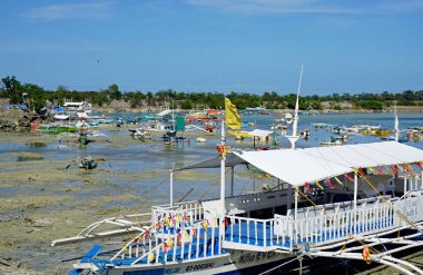 Cordoba, Cebu Adası, Mart 2023 - Mactan gölünde renkli balıkçı tekneleri