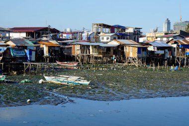 Cebu, Filipinler, Şubat 2023 - zavallı adam bir nehrin kıyısında çömelmiş.