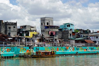 Manila, Filipinler, Mart 2023 - Pasig Nehri 'ndeki gecekondu evlerini yıkın