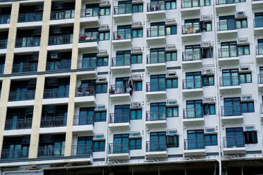 Manila, Filipinler, Mart 2023 - Pasig Nehri kıyısındaki modern evler