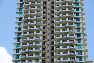 Manila, Filipinler, Mart 2023 - Pasig Nehri kıyısındaki modern evler