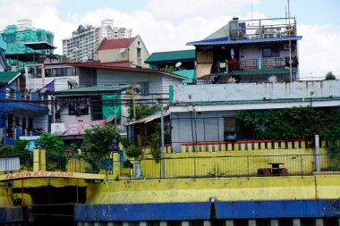 Manila, Filipinler, Mart 2023 - Pasig Nehri 'ndeki gecekondu evlerini yıkın