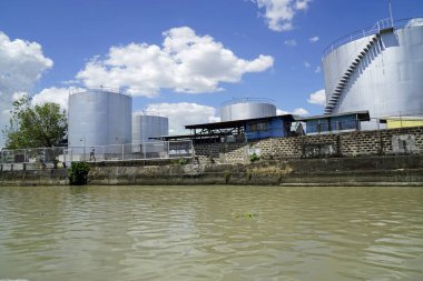 Manila, Filipinler, Mart 2023 - Pasig Nehri 'ndeki sanayi fabrikası