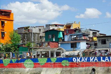 Manila, Filipinler, Mart 2023 - Pasig Nehri 'ndeki gecekondu evlerini yıkın