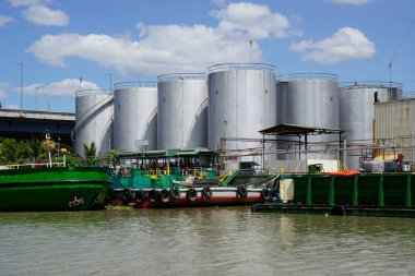 Manila, Filipinler, Mart 2023 - Pasig Nehri 'ndeki sanayi fabrikası