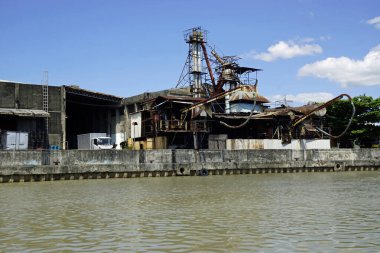 Manila, Filipinler, Mart 2023 - Pasig Nehri 'ndeki sanayi fabrikası
