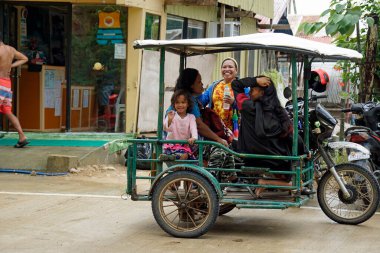 Manila, Filipinler, Mart 2023 - üç tekerlekli trafik 