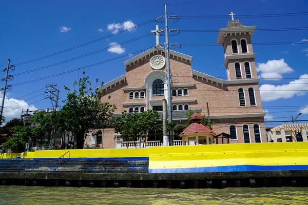 Manila Filipiny Około Marca 2023 Kościół Chrześcijański Nad Rzeką Pasig — Zdjęcie stockowe