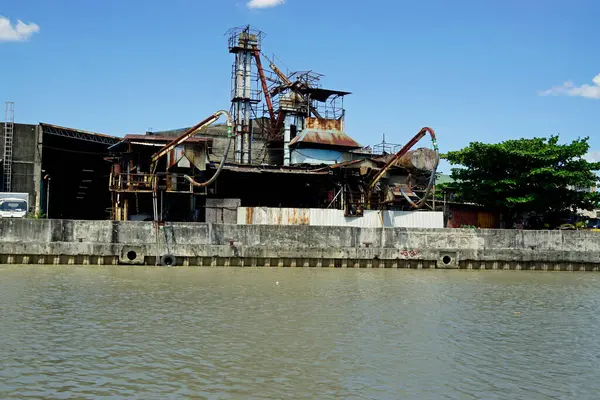 Manila Filipiny Około Marca 2023 Zakład Przemysłowy Nad Rzeką Pasig — Zdjęcie stockowe