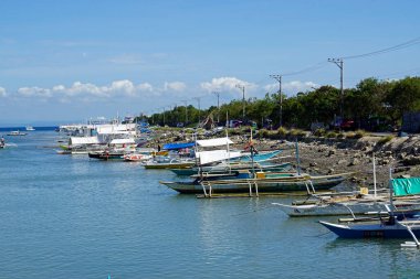 Cordoba, Cebu Adası, Mart 2023 - Mactan gölünde renkli balıkçı tekneleri