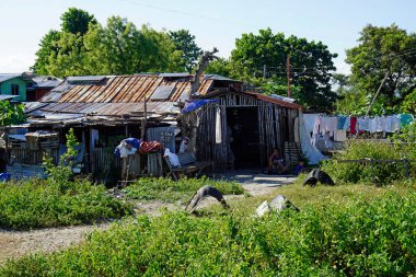 Cordoba, Cebu Adası, Mart 2023 - Mactan 'daki balıkçı köyündeki barakaları yıktı.