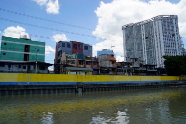 Manila, Filipinler, Mart 2023 - Pasig Nehri 'ndeki gecekondu evlerini yıkın