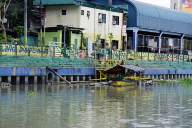 Manila, Filipinler, Mart 2023 - Pasig Nehri 'ndeki gecekondu evlerini yıkın