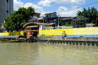 Manila, Filipinler, Mart 2023 - Pasig Nehri 'ndeki gecekondu evlerini yıkın